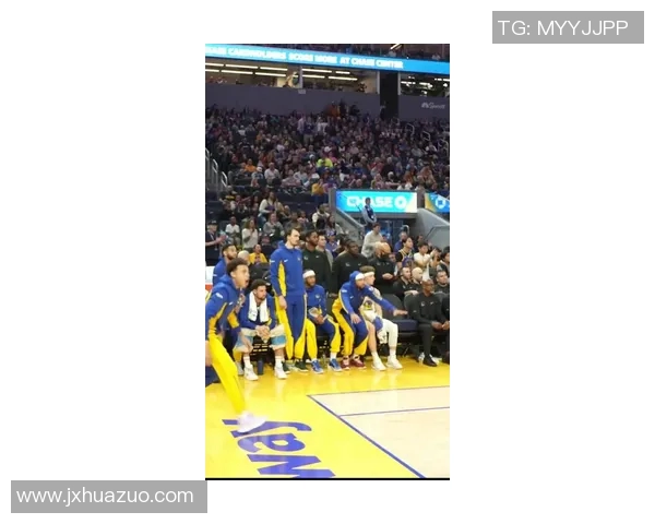 金州勇士队团队篮球制胜，斯蒂芬·库里三分命中率高达45%力压德文·布克38分空砍